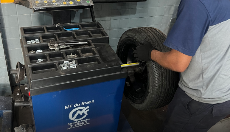 Técnico especializado fazendo balanceamento de pneus na G&P